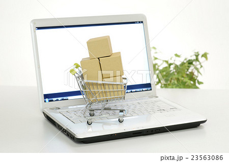 パソコンと荷物 23563086