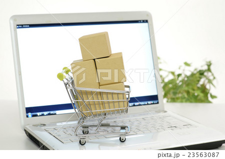 パソコンと荷物 23563087