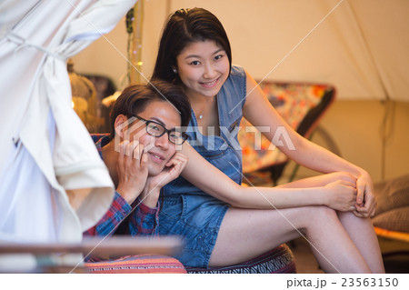 カップル アウトドアイメージ 23563150