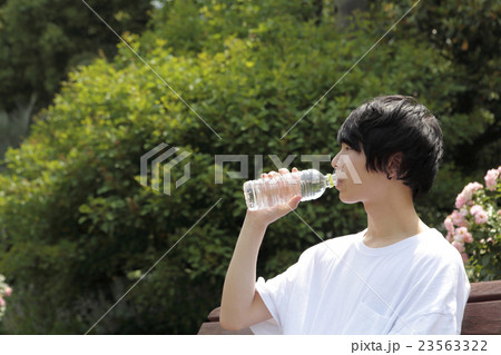 水を飲む若い男性 水を飲む若い男性 23563322