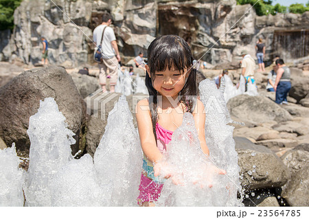 水遊びをする女の子の写真素材