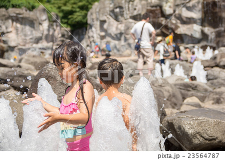 水遊びをする子ども 水遊びをする子ども 23564787