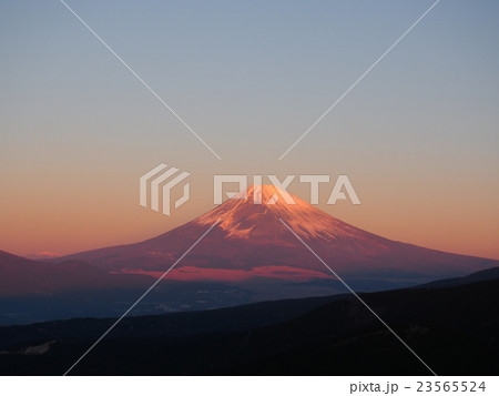 朝日に染まる富士山 23565524