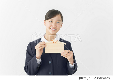 絵馬を持つ受験生 23565825