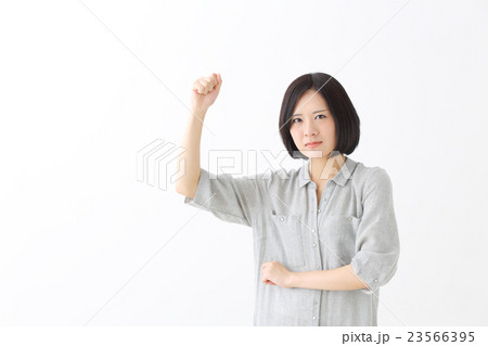 若い女性　怒る 23566395