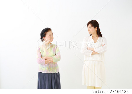 シニア女性・ミドル女性　正面 23566582