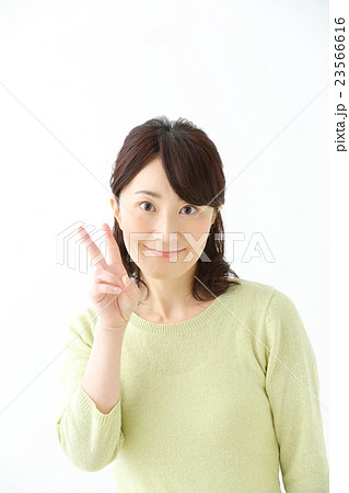 ミドル女性　ピース 23566616