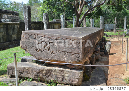 ポロンナルの城壁に囲まれたクワンドラングル内の巨大なガルポタ(石の本） 23566877