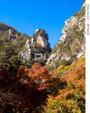 昇仙峡のシンボル「覚円峰」と紅葉001 昇仙峡のシンボル「覚円峰」と紅葉001 23567682