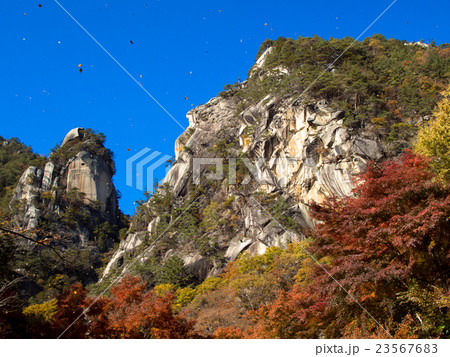 昇仙峡のシンボル「覚円峰」と紅葉002 昇仙峡のシンボル「覚円峰」と紅葉002 23567683