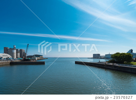 青空の小樽港 23570327