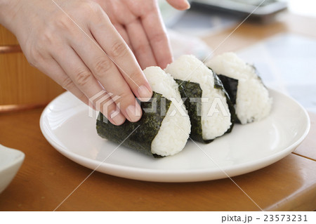 おにぎりの出来上がり 23573231