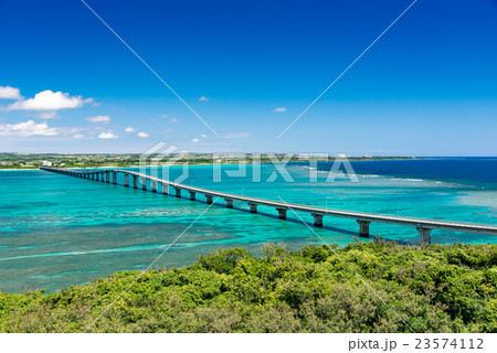 沖縄県　来間島　展望台から見る来間大橋 23574112