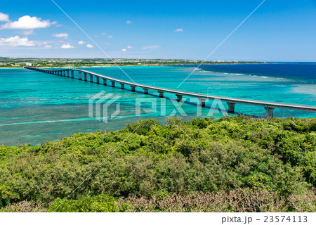 沖縄県 来間島 展望台から見る来間大橋 沖縄県 来間島 展望台から見る来間大橋 23574113