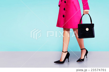 黒いハンドバッグとパンプスの女性。 23574701