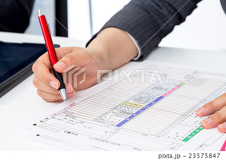 女性 手元 パーツ 確定申告 税金 納税 還付金 個人事業主 ホワイトバック 白背景 税 女性 手元 パーツ 確定申告 税金 納税 還付金 個人事業主 ホワイトバック 白背景 税 23575847