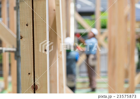 上棟　棟上げ　建前　作業員　大工　基礎工事　住宅建設　足元　工事　建設業　マイホーム　 23575873