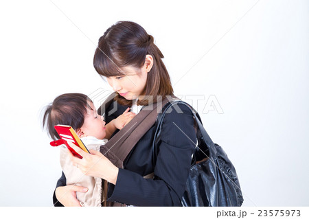 ワーキングマザー　お母さんと赤ちゃん　ベイビー　ベビー　乳幼児　白背景　コピースペース　男の子 23575973