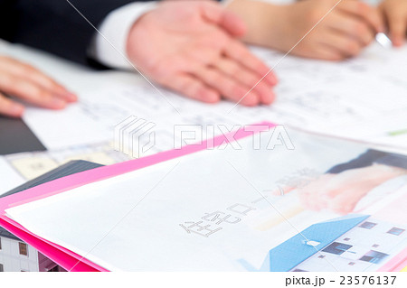 不動産屋　男性社員　女性社員　住宅相談　消費増税前駆け込み需要　コピースペース　物件紹介 23576137