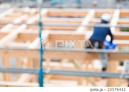 上棟　棟上げ　建前　作業員　大工　基礎工事　住宅建設　足元　工事　建設業　マイホーム　 23576432
