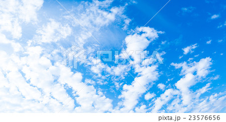 梅雨時期の晴れ間　空　雲　コピースペース　積雲　初夏の空　広いコピースペース　空の画像素材 23576656