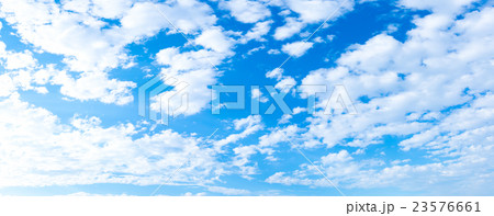 梅雨時期の晴れ間　空　雲　コピースペース　積雲　初夏の空　広いコピースペース　空の画像素材 23576661