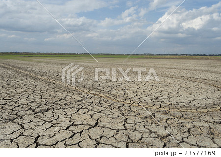 Cracked soil ground 23577169