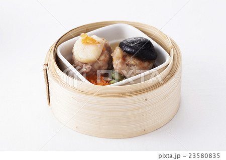 Mushroom and Scallop dumplings in a bamboo steamer 23580835