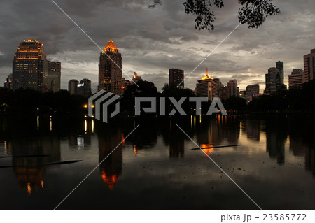 タイ、ルンピニー公園の夕景（Evening View of Lumpini Park in BKK） 23585772