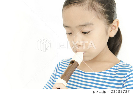 笛を吹く女の子 リコーダーを吹く女の子の写真素材