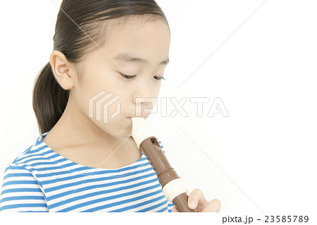 笛を吹く女の子 リコーダーを吹く女の子の写真素材 23585789 Pixta 笛を吹く女の子 リコーダーを吹く女の子の写真素材 23585789 Pixta