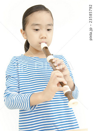 笛を吹く女の子 リコーダーを吹く女の子の写真素材