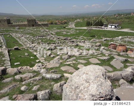 ハットゥシャ遺跡・貯蔵庫跡 23586425