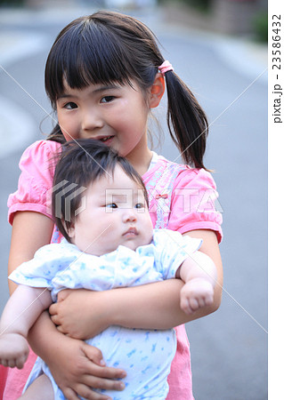 妹を抱っこするお姉ちゃん 妹を抱っこするお姉ちゃん 23586432