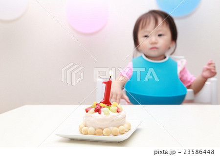 誕生日 バースデー 赤ちゃん ケーキ ロウソク ベビー パーティー 乳児 女の子 1才 1歳 の写真素材