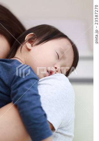 母娘 日常 昼寝 (赤ちゃん ママ 子供 娘 1歳 1才 カジュアル ライフスタイル 抱っこ 主婦) 母娘 日常 昼寝 (赤ちゃん ママ 子供 娘 1歳 1才 カジュアル ライフスタイル 抱っこ 主婦) 23587270
