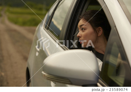 女性　運転 23589074
