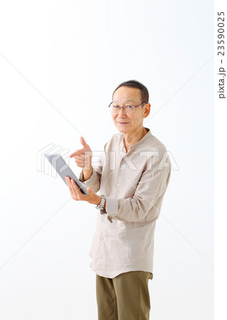 タブレットを見るシニア 23590025