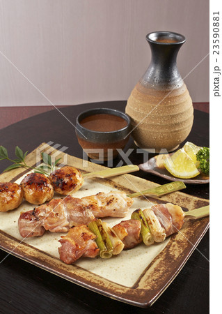 焼き鳥3種と冷酒 23590881