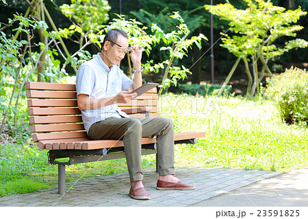 ダブレットを見るシニア男性 23591825