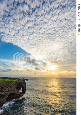 沖縄県 万座毛の夕日の写真素材