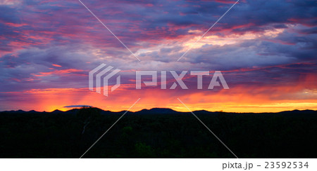 溶岩のように焼けただれた夕焼け雲 23592534