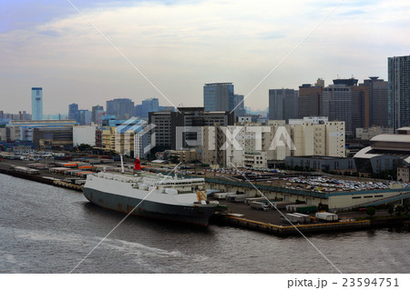 東京港品川埠頭に停泊する大型貨物船 東京港品川埠頭に停泊する大型貨物船 23594751