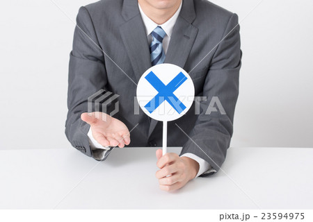 ビジネスシーン 若い男性 マルバツ ビジネスシーン 若い男性 マルバツ 23594975