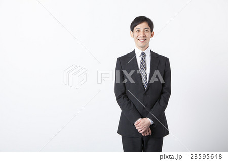 手を組むビジネスマン 23595648