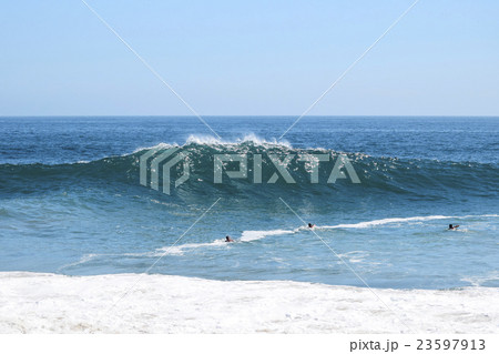 ニューポートビーチの大波のスポット　ザ・ウェッジ 23597913