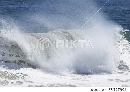 ニューポートビーチの大波のスポット ザ・ウェッジ ニューポートビーチの大波のスポット ザ・ウェッジ 23597991