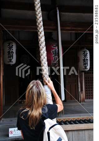 女性の後姿 女性の後姿 23598681