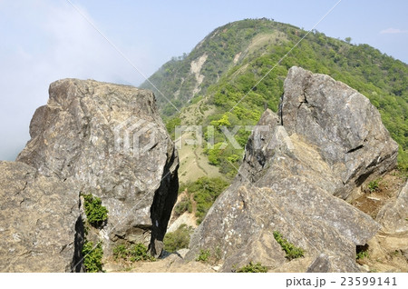 鬼ヶ岩の岩峰から眺める蛭ヶ岳 鬼ヶ岩の岩峰から眺める蛭ヶ岳 23599141