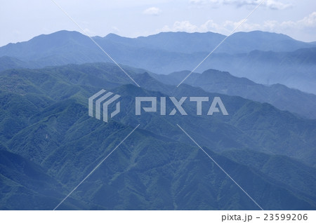 乾徳山山頂より大菩薩連嶺を望む山並み 23599206